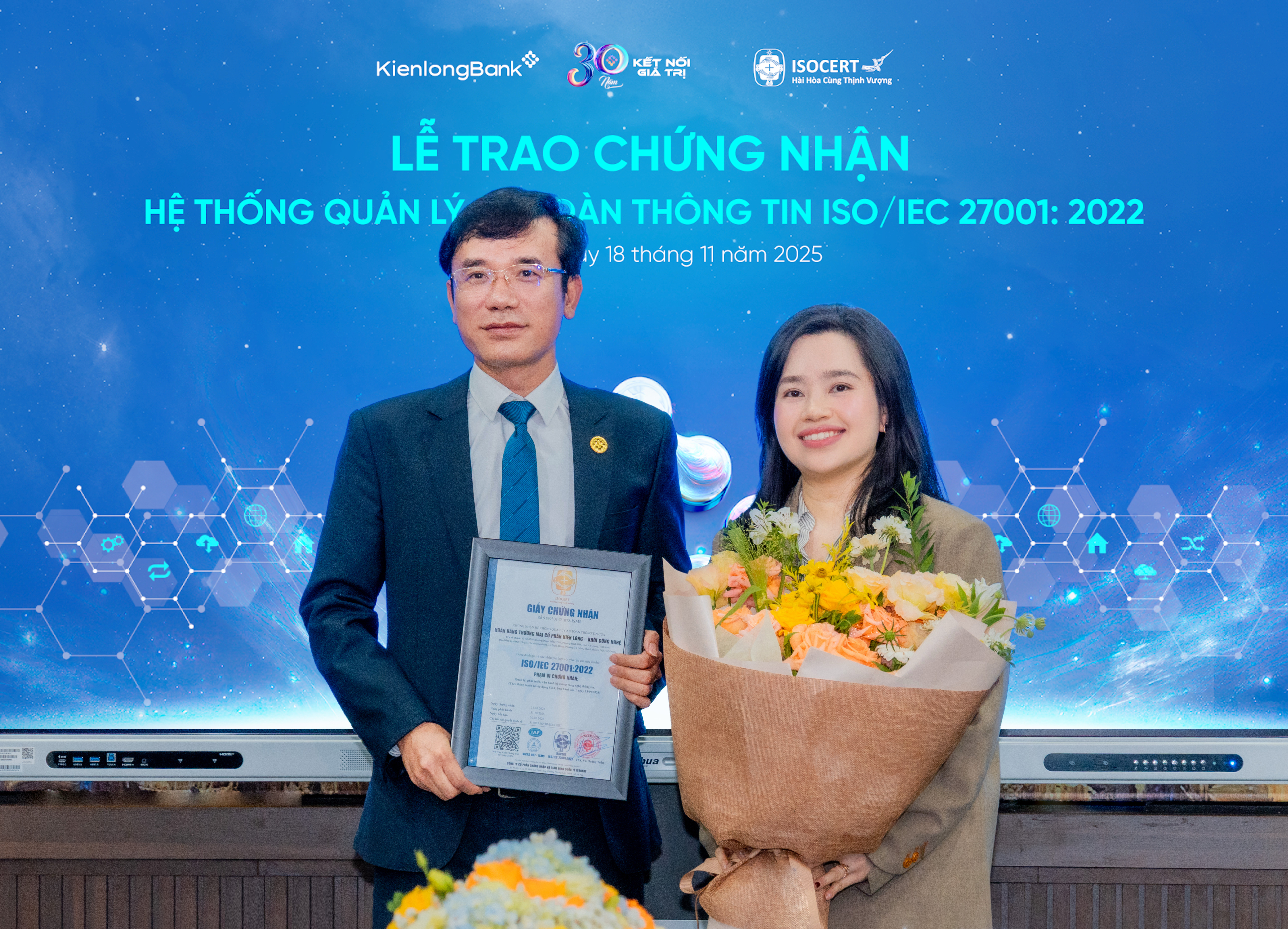 Ông Nguyễn Văn Minh - Phó Tổng Giám đốc, đại diện KienlongBank nhận giấy chứng nhận ISO/IEC 27001:2022 từ ISOCERT.