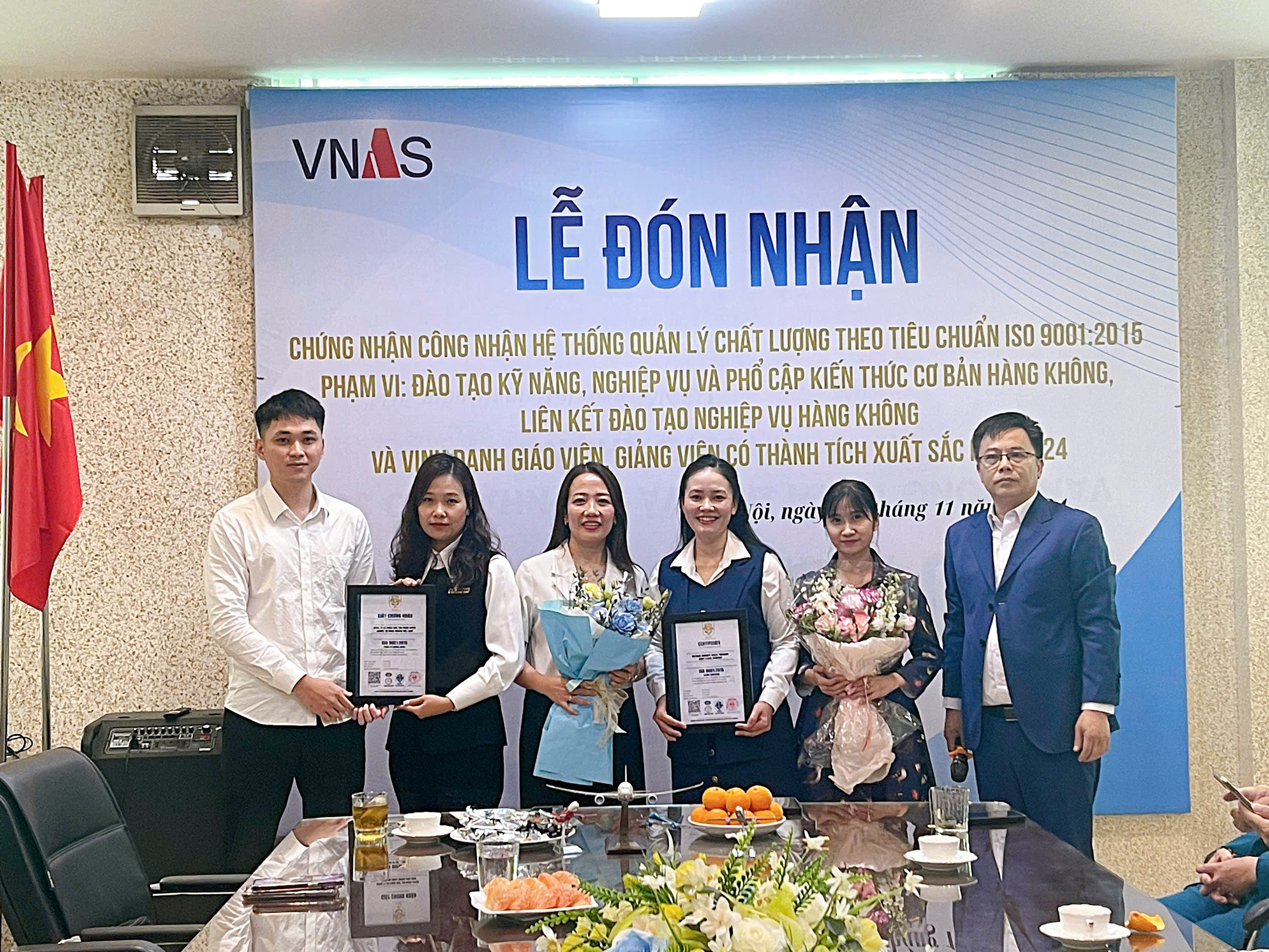 ISOCERT trao chứng nhận ISO 9001 và chụp ảnh cùng cán bộ giảng viên - nhân viên VNAS