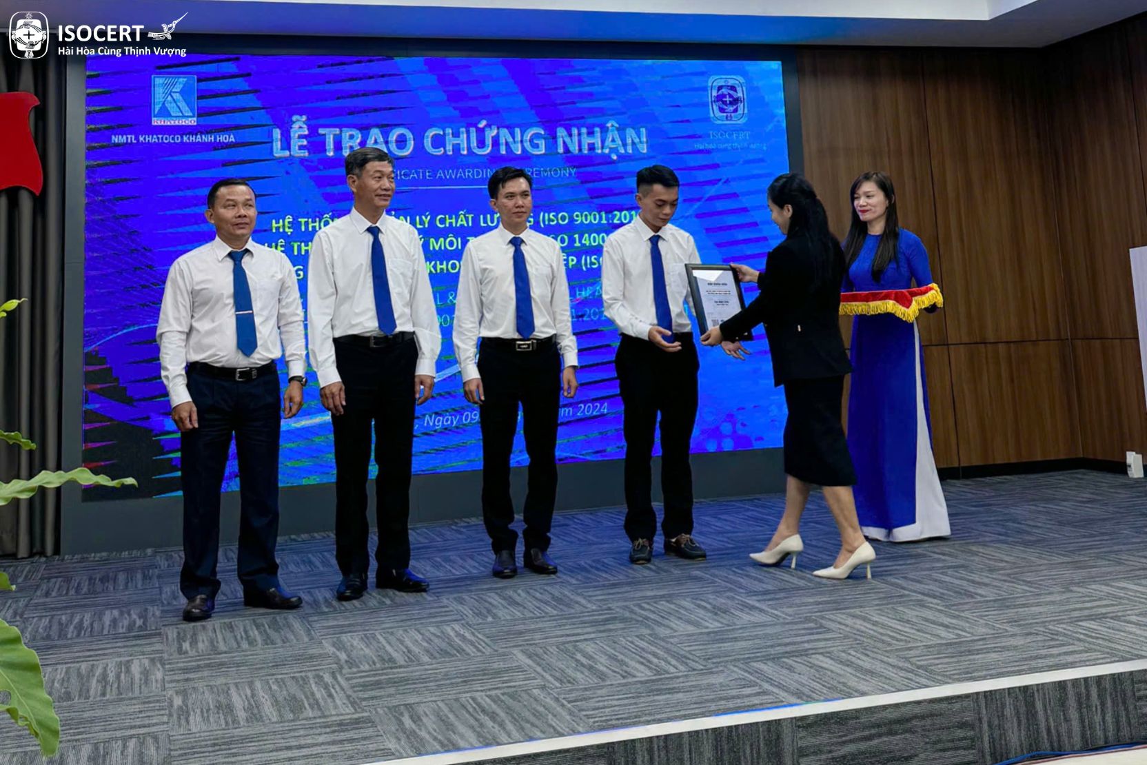 Đại diện ISOCERT trao chứng nhận cho lãnh đạo Nhà máy Khatoco Khánh Hòa